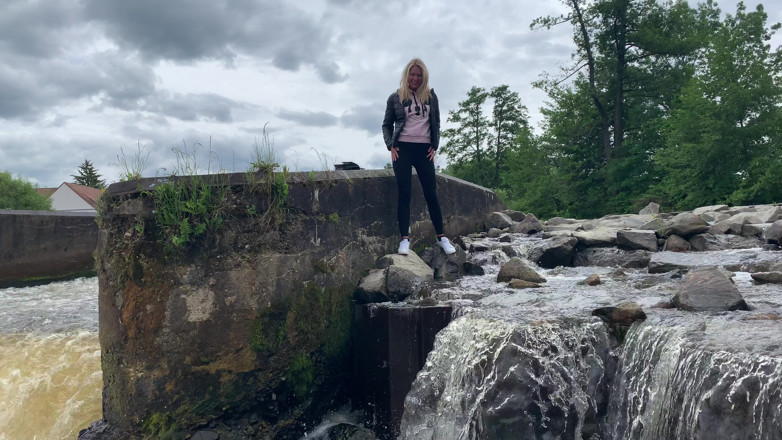 Claudia Macc: Draußen, pissen, spaß