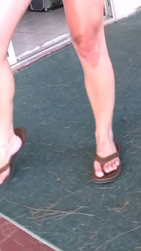 Plážová bikiny modelka se svléká do naha a sprchy