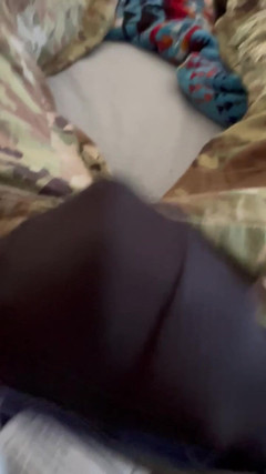 Gay Soldier Stuff: Armádní voják si honí v uniformě v černých ponožkách - natáčí náklad...