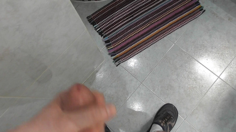 Purplemoon9: 丰满的继妹在淋浴，撸管。