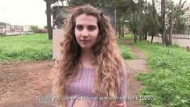 देखने का बिंदु - 18 वर्षीय इतालवी लड़की लगी हुई है, अजनबी से अश्लील प्रस्ताव स्वीकार करती है