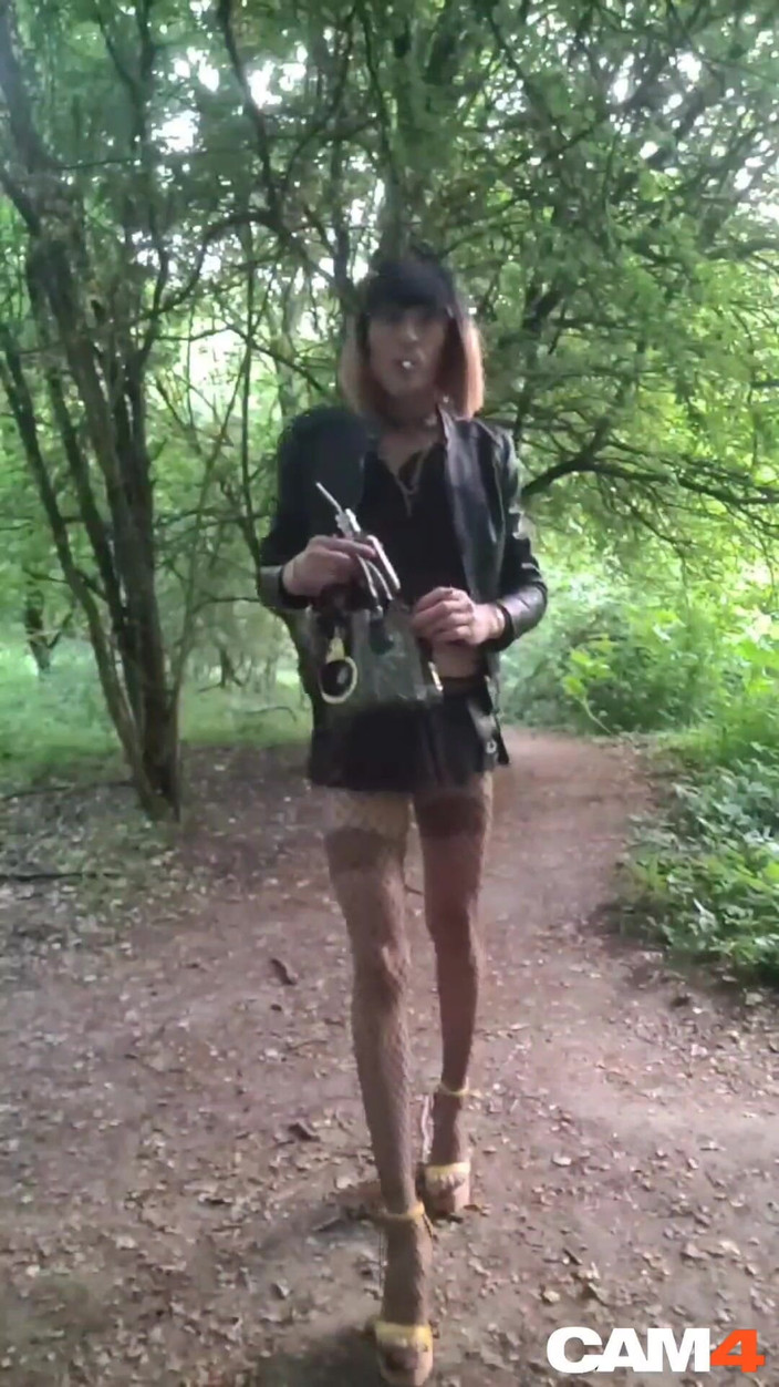 VaneSsa BiTCHx: Фантазія повії. Cam4 в брунойському лісі, спермошлюха шукає публічних пропозицій сперми vanessabitchx