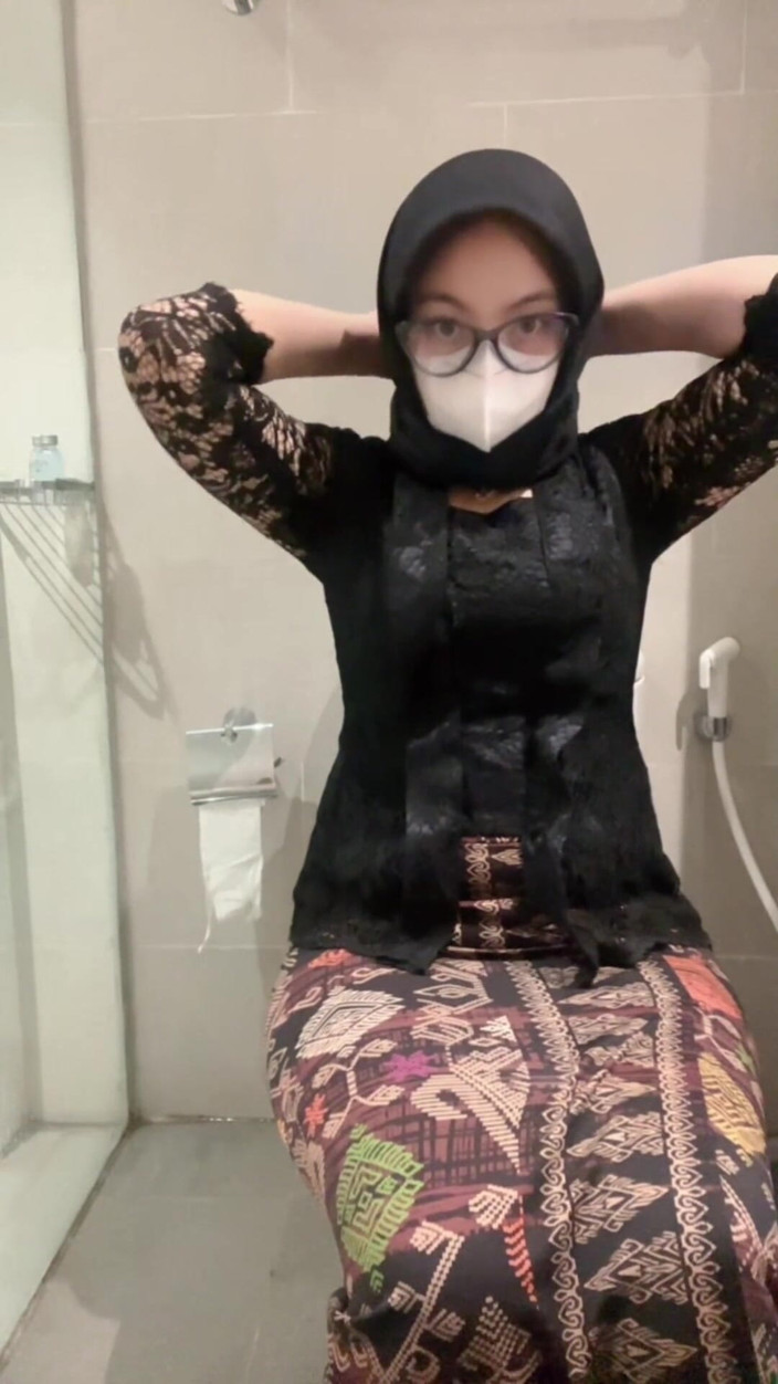 Biancaid: Ragazza sexy con kebaya con hijab che gioca nel water...