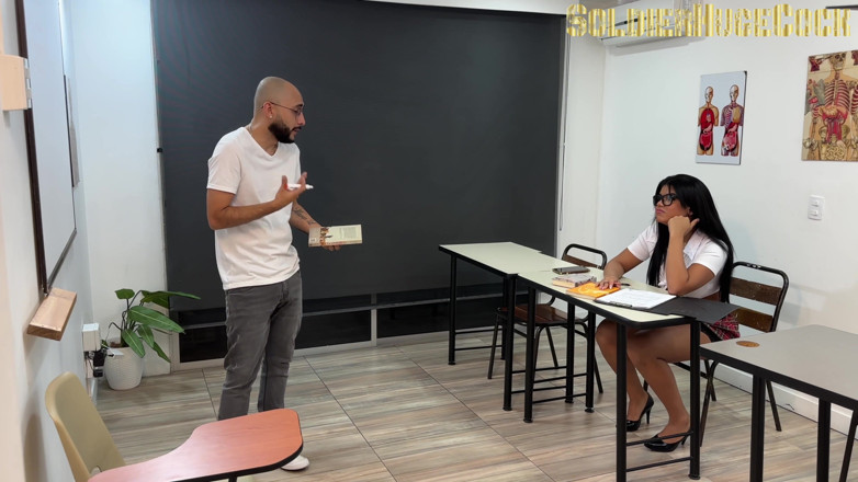 SoldierHugeCock: Estudante tesuda seduz professor mostrando-lhe seus vídeos pornô