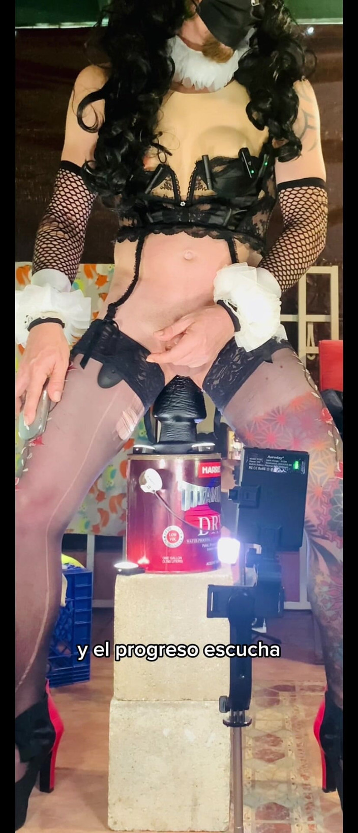 Benito414: Femboy lenjerie sexy călărește un vibrator negru mare