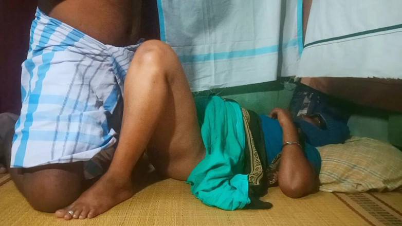 Priyanka314: Indická tetička vesnický styl šukání v domácím videu