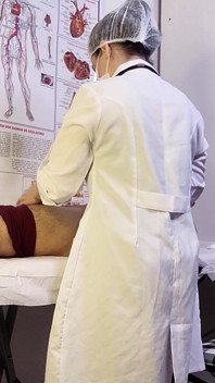 Patient kann es nicht ertragen und wird vor der Krankenschwester während der untersuchung steif