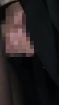 Überfüllter busrausch. Dame in schwarzen strümpfen fühlt sich nahe, kurven ziehen augen, während sie es näher führt - teil 2