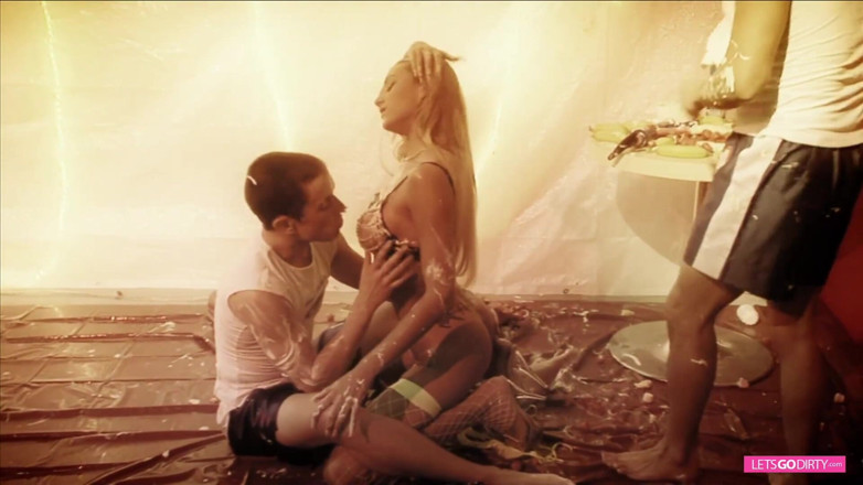 Onlyvids: Unordentliche dreier-action mit heißer blonder schätzchen