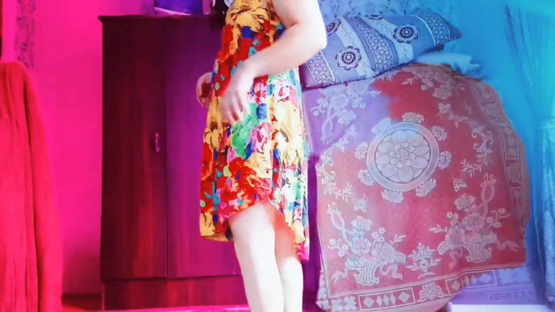 Kitty_Cross: 鏡の前でヘアクリップを見せるスイートシシー