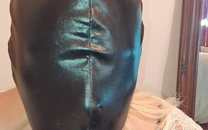 Milf-T: En primer plano con capucha facial
