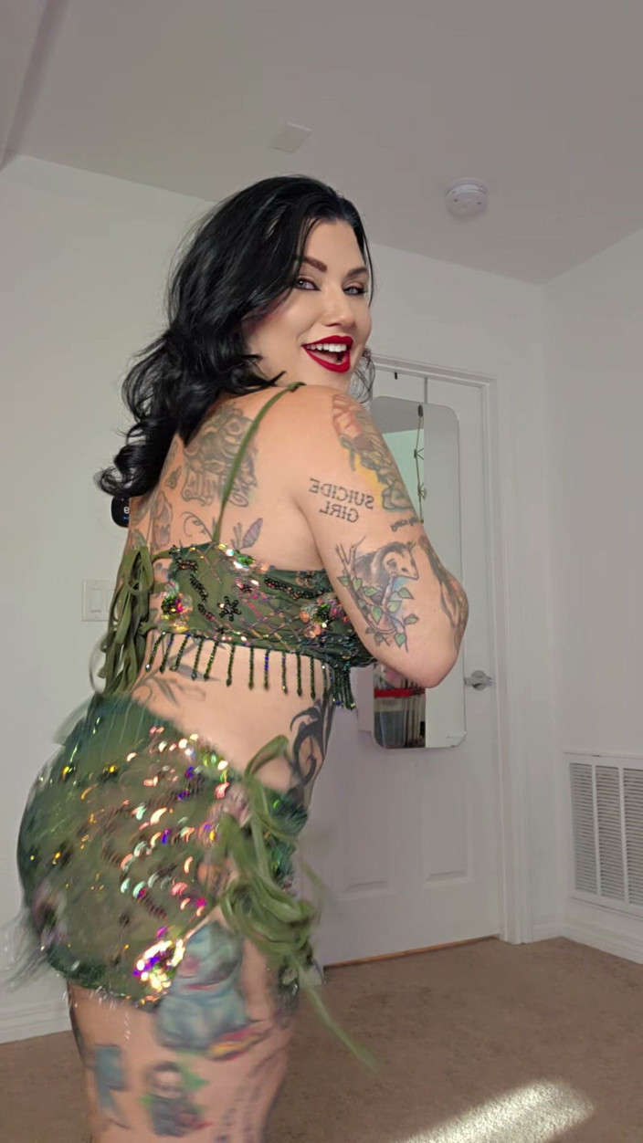 Ventressink: Rave Girl Strip Tease