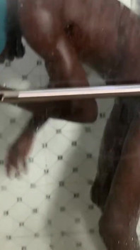 Pantat bahenol cewek semok kulit hitam ini dientot habis-habisan di kamar mandi