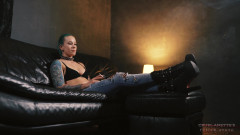 Cruel Anettes fetish world: Anette Raucht in Jeans Und Stiefeln 4K