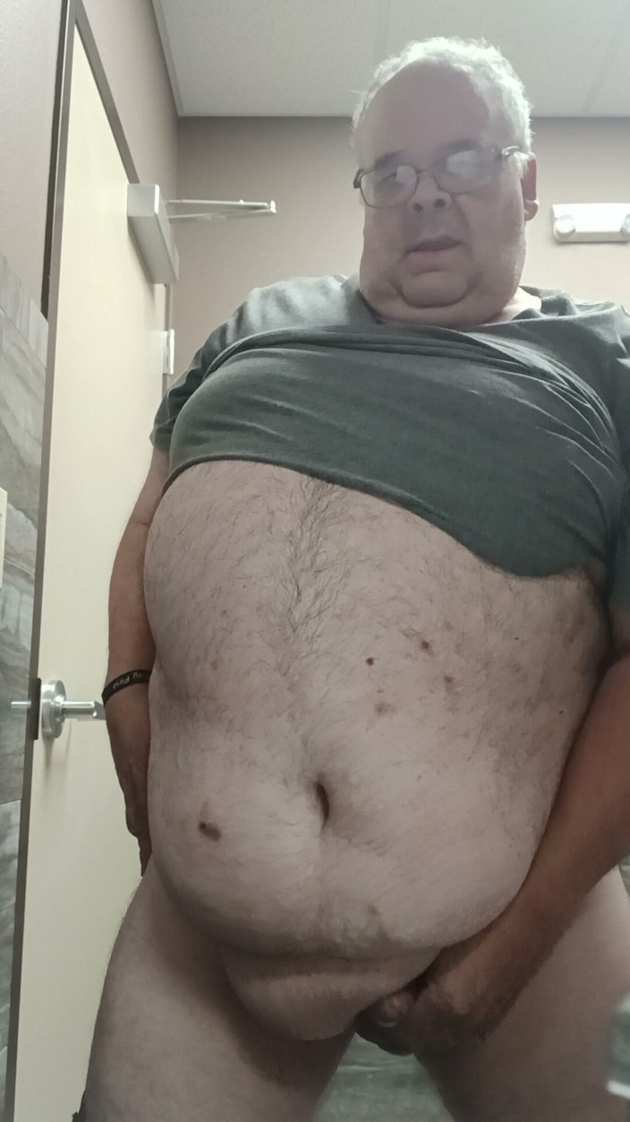 Gaydaddy2021: Masturbándose en un baño.