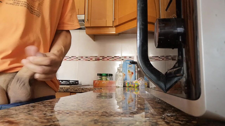 Rafael Torreano: 부엌 카운터에서 딸딸이와 사정