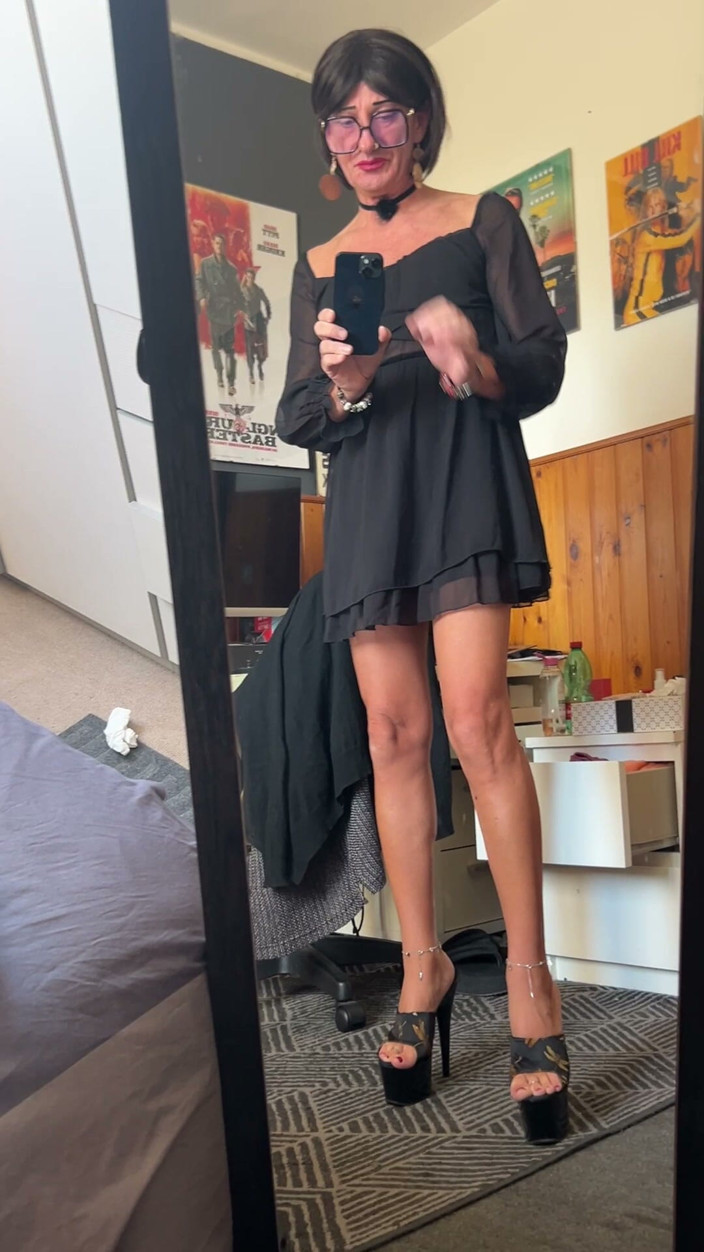 Andreina Naty: Sexy Walk in Front of the Mirror 01