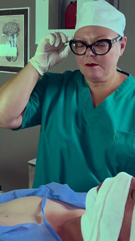 Sahibe Aprils Kliniği'nde Bay Pee röntgenci