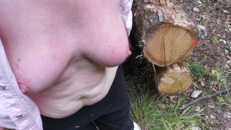 Bouncy Tits Action: Порка сисек в лесу с блузкой
