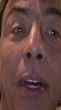 Semental maduro devora el coño goteando de la belleza de ébano