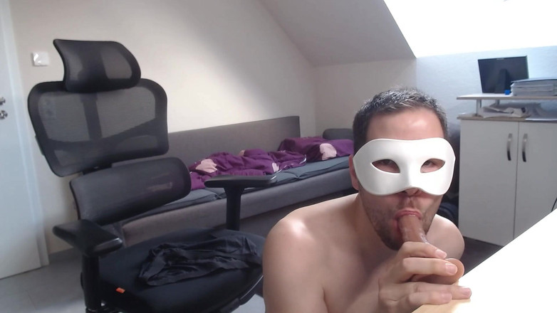 Kinkymah: Azgın erkek tarafından kullanılan popo deliği ve ağız, eller serbest...