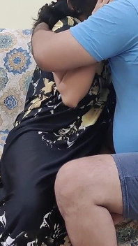 Napalony indyjski Mallu Bhabhi w nighty uprawianie seksu analnego z właścicielem na kanapie, robienie blow job