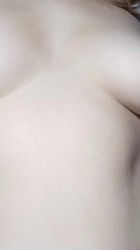 İri göğüslü orta yaşlı seksi kadın pembe meme uçlarına ve büyük göğüslerine mastürbasyon yapıyor - büyük memeler solo - harika solo mastürbasyon