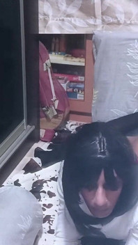 La sissy doll in gabbia mette in scena uno spettacolo per il patrigno e i suoi amici