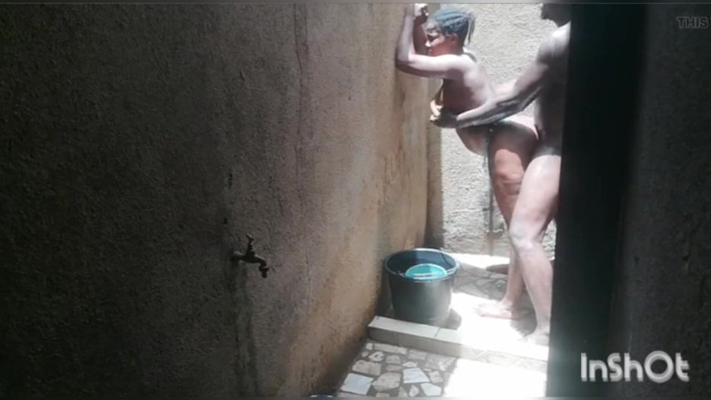 Pornsexlive: Dragoste în secret în dușul african