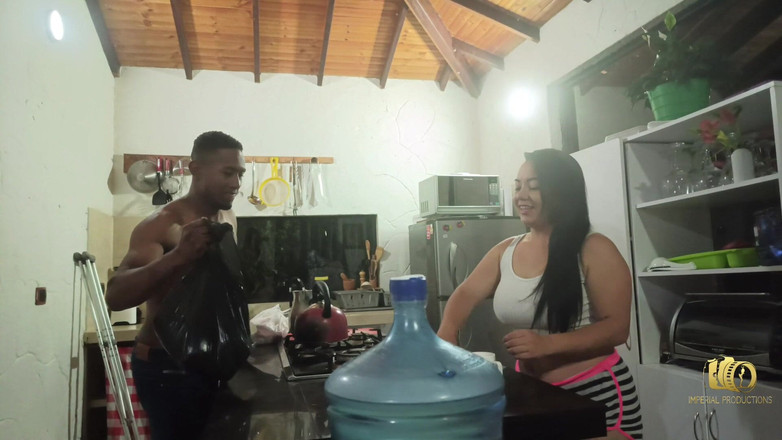 Rioc69: Rioc Anita'ya mutfak tezgahını nasıl kullanığını öğretiyor