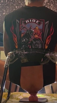 Bespringen op een dildo van 30 cm