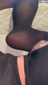 Hamba menyembah kaki Nyonya