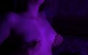 Violet Purple Fox: I grandi seni che rimbalzano della vicina. Stringo i capezzoli...