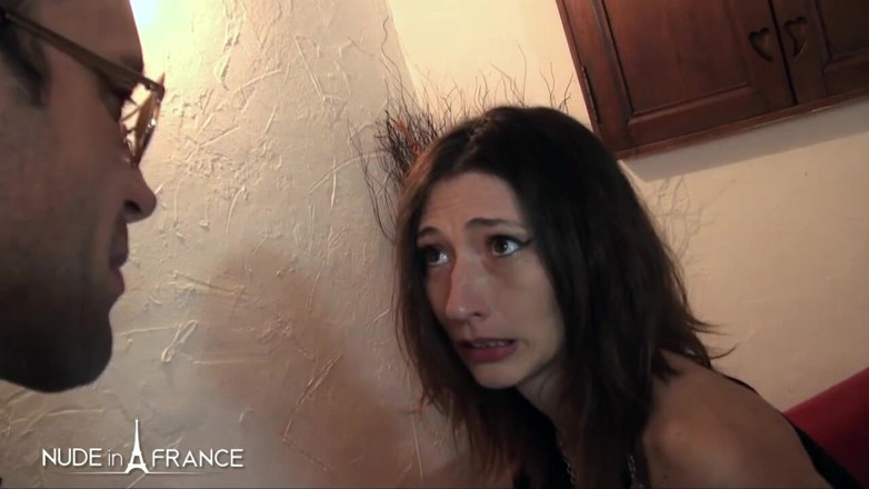 Nude in France: Sexy bruna dai seni piccoli di 30 anni si fa sfondpare...