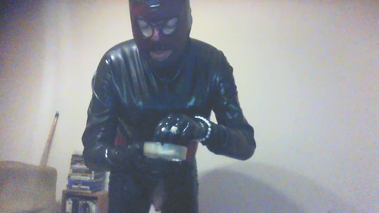 Latexsmoker: Latexpeti穿乳胶紧身连衣裤，手套和吸烟