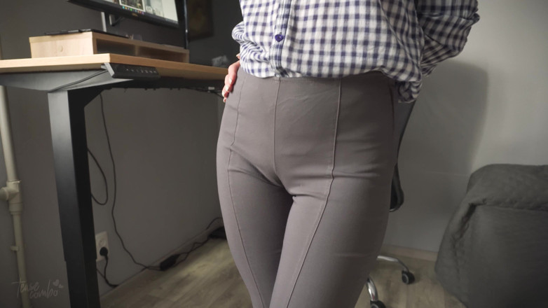 Teasecombo 4K: Zlobivá sekretářka tě svádí svými stydké pysky v těsných kalhotách