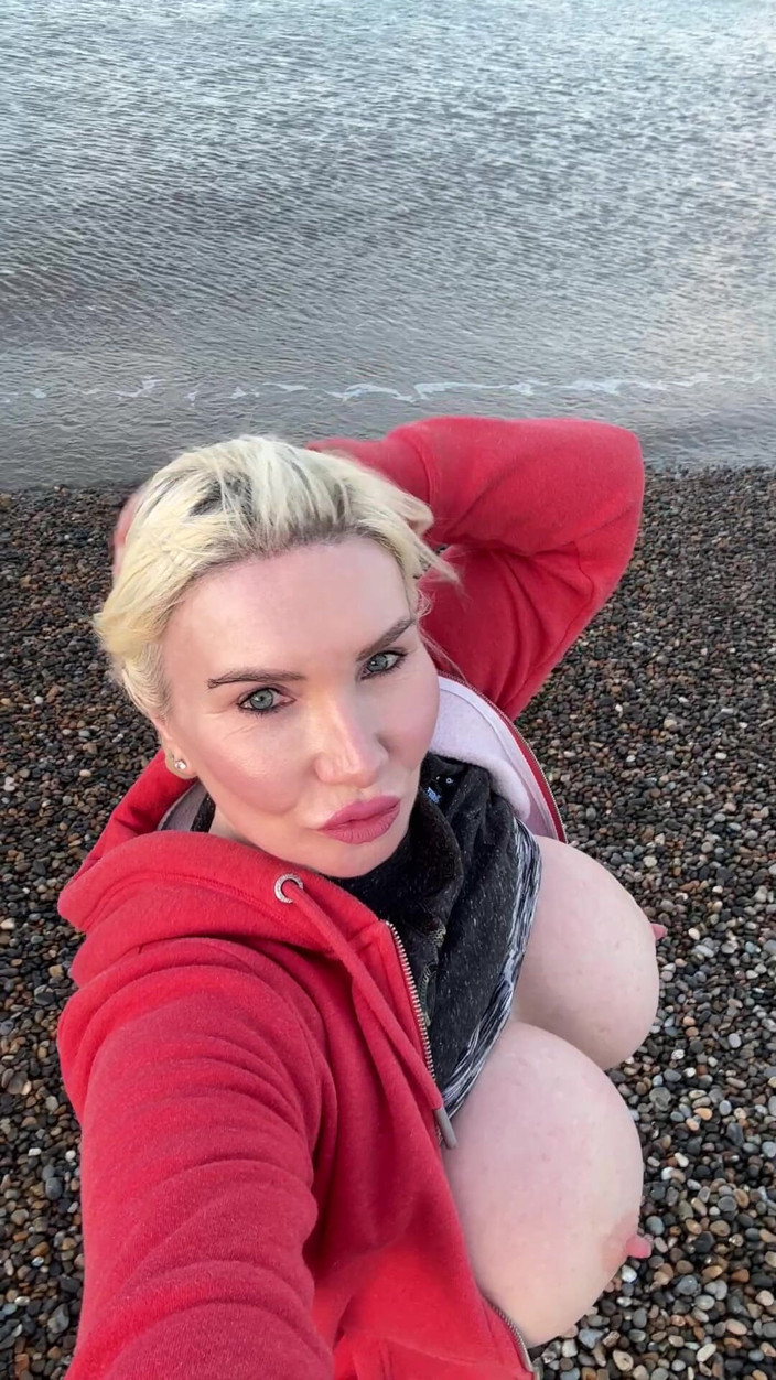 Sophie James: Bu çıplak plajı parmaklama videosu için 40 kilometre yürüdüm!!