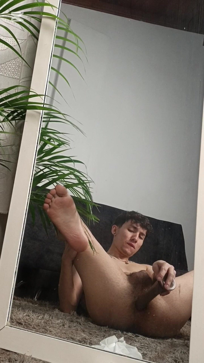 charlessteel: Twink meniduri pantatnya dengan dildo besar dan menggoyangkan penisnya yang...