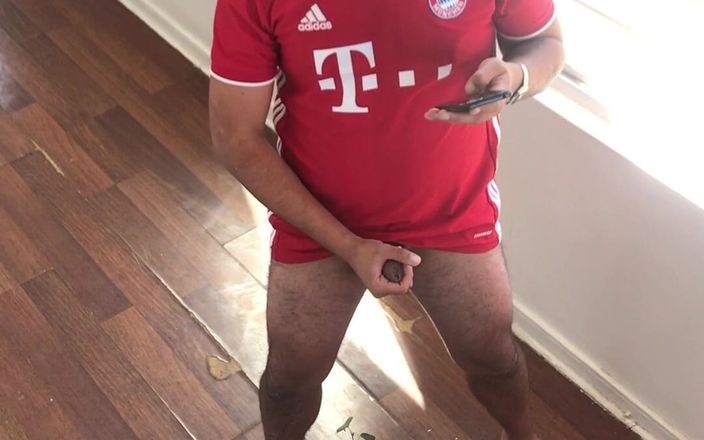 Hardnoisex: Geile voetbalcoach betrapt op het aftrekken naast het dakraam tijdens...