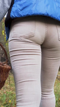 숲속의 후장 페티쉬에서 버섯을 수거하는 쪼이는 바지를 입은 밀프