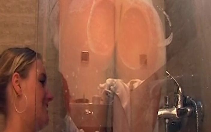 German's Lesbian: चूत चाटने वाली जर्मन लेस्बियन बाथटब में मस्ती कर रही हैं