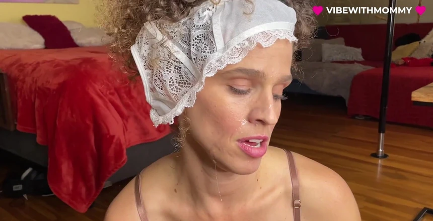 VibeWithMommy: Грязная слюнявая ассистентка обожает своего господина, инструкция по, я хочу продемонстрировать некоторые из покорной стороны мачехи
