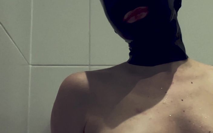 Louna X: Bain en latex, partie 1