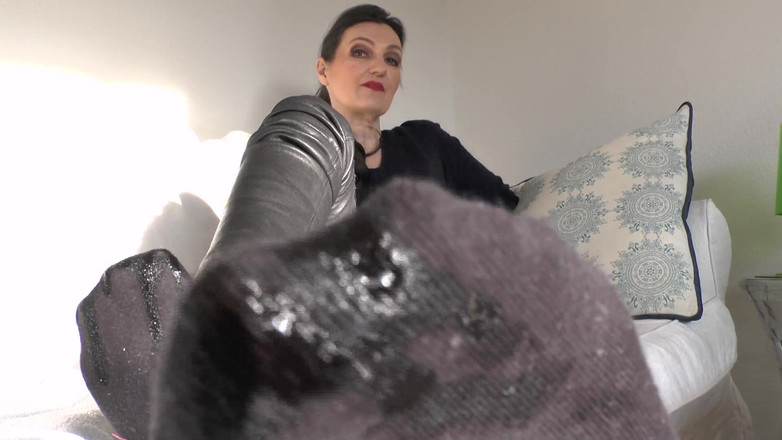 Lady Victoria Valente: Lamer el semen de tu dueño! ¡Muestra tu amor de calcón!...