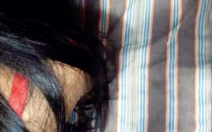 Hotwife Srilanka: Горячую жену трахнул ее друг мужа, пока она смотрит порно