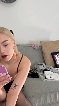 L’essai de mini-jupes sexy avec des bas noirs finit en branlette porno ignorante, éjaculation sur elle dessus
