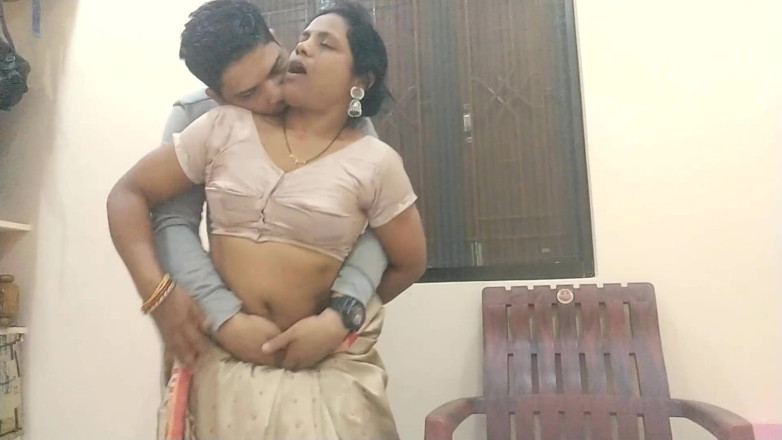 Popmini: インドの欲求不満なIT教授が美しいサリーを着たホットセックス、学生と自宅で