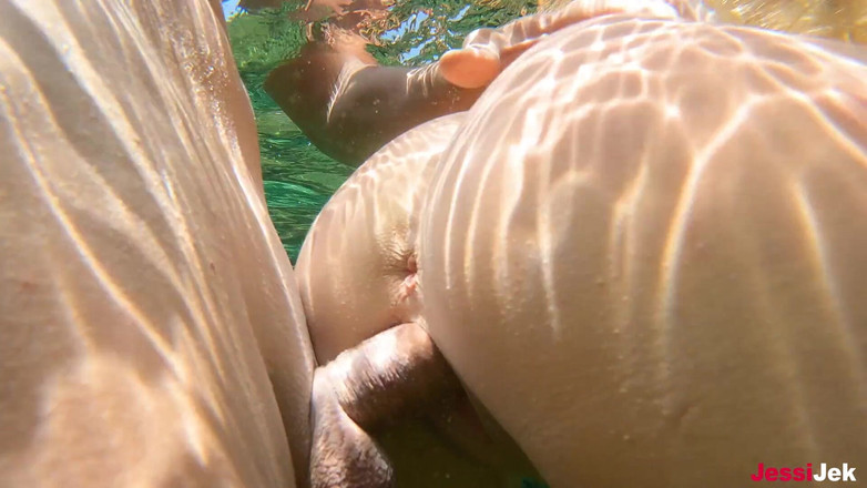 JessiJek: Geweldige onderwaterseks met naakte avonturen met grote kont! Wild anaal...