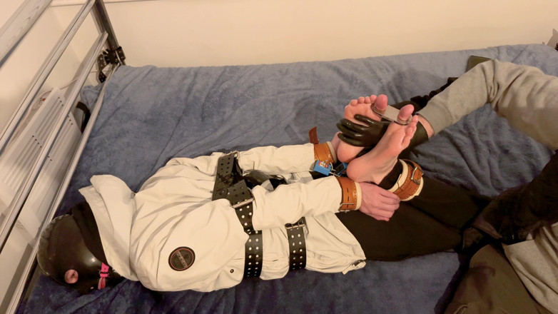 Inmate Cody and SubEdgeX: Twink wykręcona naoliwiona gra stóp [część 2]