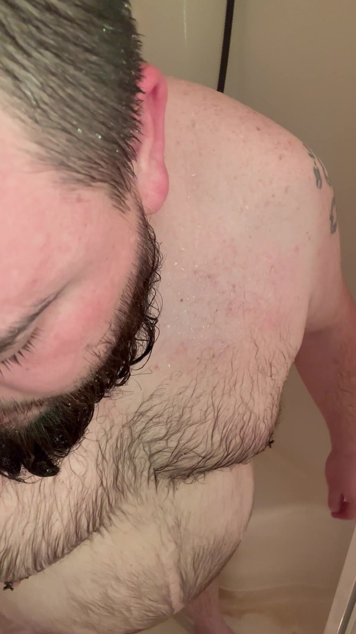 Chubby Freak: Papà paffuto si doccia e pulisce dildo e pompino toy